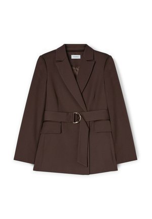 Blazer marrone con design aderente, una cintura con fibbia circolare e due tasche frontali. Tessuto liscio e rever strutturati.