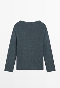 Maglione a maniche lunghe grigio scuro lavorato a maglia, steso in piano, che mostra la parte posteriore con un orlo dritto e una semplice scollatura rotonda.