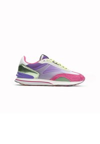 Wielokolorowe sneakersy z różowej zamszowej skóry, fioletowymi syntetycznymi wstawkami i metalicznymi zielonymi akcentami. Sznurowany design z białą podeszwą środkową.