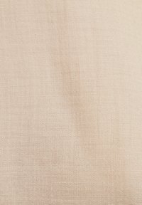 Linnen stof in lichtbeige, met een fijne, gestructureerde weving en kleine, gelijkmatig verdeelde draden. Glad en zacht met een natuurlijke afwerking.