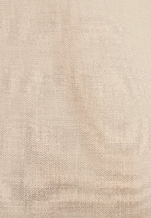Tissu en lin de couleur beige clair, présentant un tissage fin et texturé avec de petits fils espacés de manière uniforme. Doux et lisse, avec une finition naturelle.