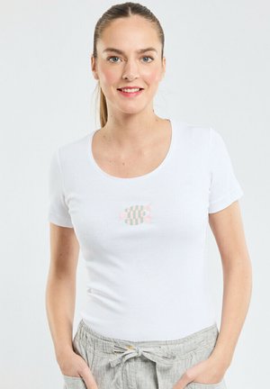 Chemise blanche à manches courtes avec un col arrondi et un motif de poisson en rayures roses et vertes sur le devant ; matériau en coton doux, design ajusté.