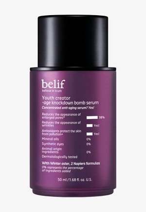 Lila Flasche des Belif Youth Creator Age Knockdown Bomb Serums mit schwarzem Deckel und weißem Text, der Anti-Aging-Vorteile und Inhaltsstoffinformationen beschreibt.