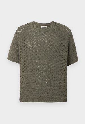 Κοντομάνικη πλεκτή μπλούζα σε ελιά απόχρωση με υφασμένο μοτίβο διαμαντιού και κυματιστού ανοιχτού σχεδίου, με ριμπ λαιμόκοψη, μανσέτες και τελείωμα.
