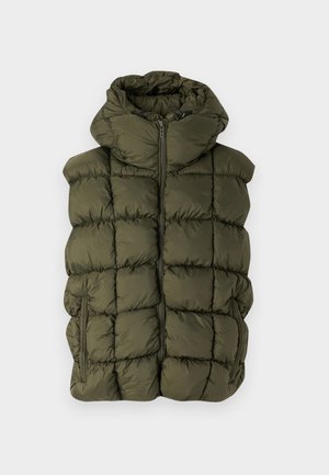 Olajzöld párnázott mellény steppelt mintázattal, magas gallérral, elülső cipzárral és oldalsó zsebekkel. Puha tapintású és kapucnis jellemzőkkel rendelkezik.