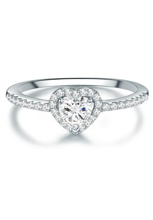 Herzförmiger Ring aus Weißgold mit einem zentralen klaren Diamanten, umgeben von kleineren Diamanten entlang des Rings für Glanz und Detail.