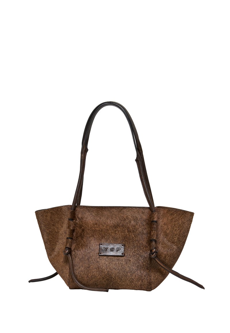 Sac à main brun en fausse fourrure texturée, de forme triangulaire spacieuse. Doté de poignées en cuir et d'un accent en métal avec logo.