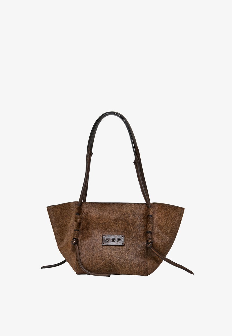 Sac à main brun en fausse fourrure texturée, de forme triangulaire spacieuse. Doté de poignées en cuir et d'un accent en métal avec logo.