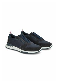Marineblauwe sneakers gemaakt van mesh en suede, met een rubberen zool, ronde neus en een textuurontwerp. Accent van rood op de hiel.