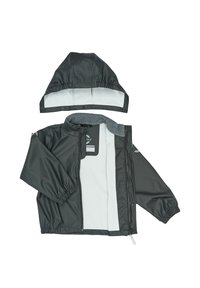 Veste imperméable noire avec capuche amovible, poignets élastiques et doublure en polaire grise ; dotée de fermetures à pression et à glissière.