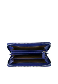 Portafoglio in pelle blu con chiusura a zip, dotato di più scomparti per carte e un comparto centrale, foderato in tessuto color tan. Interno strutturato.