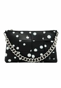 Clutch bag bianco e nero a pois con texture intrecciata, dotata di una tracolla in catena argentata e di una chiusura a zip. Logo stampato sul lato.