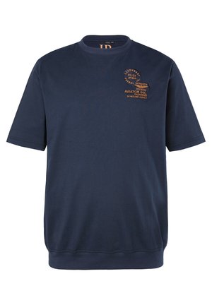 Sudadera de manga corta de color azul marino con cuello redondo y parches temáticos de aviador en naranja en el pecho izquierdo.