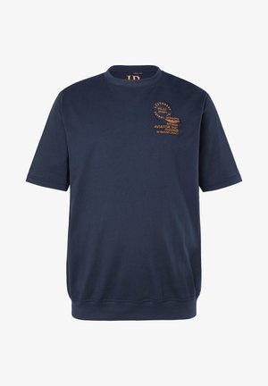 Felpa a maniche corte blu navy con scollo rotondo e toppe arancioni a tema aviatore sul lato sinistro del petto.