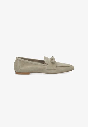 Mocassin plat en daim beige avec un bout arrondi, un petit talon et un nœud décoratif noué sur le dessus.