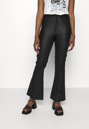 Noisy May Petite NMSALLIE HW FLARE COATED PANTS PETITE - Stoffhose - black