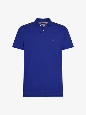 Polo-shirt bleu royal en coton. Présente un col, des manches courtes et un petit logo brodé sur la poitrine gauche. Design épuré.