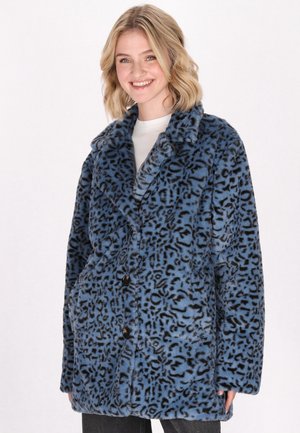 Modrá umělá kožešinová bunda s černým leopardím vzorem. Má klopový límec, zapínání na knoflíky a dvě kapsy. Měkká textura.