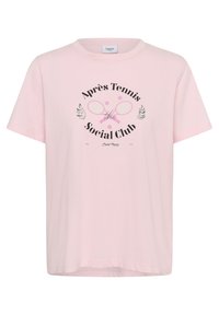 Gaiši rozā īsām piedurknēm T-krekls ar tekstu "Après Tennis the Social Club" un šķērsām tenisa raketēm uz priekšpuses.