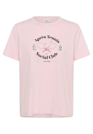 Svetlo roza kratkoročni majica s kratkimi rokavi z besedilom "Après Tennis the Social Club" in grafiko prekriženih teniških rekét na sprednji strani.