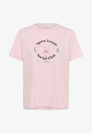 Svetlo roza kratkoročni majica s kratkimi rokavi z besedilom "Après Tennis the Social Club" in grafiko prekriženih teniških rekét na sprednji strani.