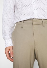 DOCKERS SMART FLEX TROUSER  - Calças - timber wolf