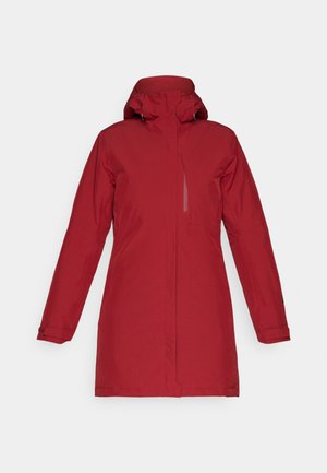 Rød, lang vanntett jakke med høy krage, hette og glidelås foran. Har slanke linjer og et minimalistisk design. Glatt tekstur uten mønstre.