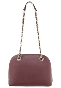 Borsa in pelle bordeaux con una forma strutturata, hardware dorato e una tracolla a catena con dettagli in pelle. Chiusura superiore con zip.