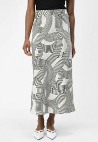 Maxiskirt i et hvidt stof med kraftige sorte svungne linjer. Strømlinet design, glat tekstur, med en tætsiddende talje og en let udvidelse ved kanten.