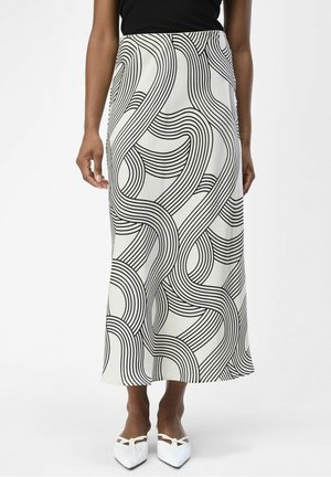 Maxi-jurk van een witte stof met gedurfde zwarte draaiende lijnen. Vloeiend ontwerp, gladde textuur, met een aansluitende taille en een lichte uitlopende zoom.