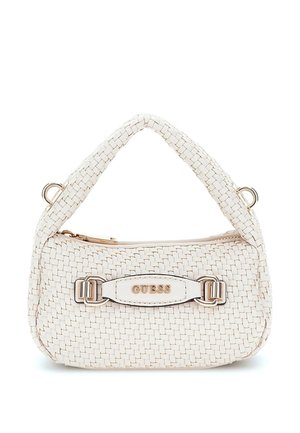 Kleine witte gevlochten handtas met een korte handgreep, gouden metalen accenten en een voorlabel met het merknaam in reliëf "Guess."