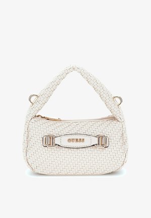 Petit sac à main blanc tissé avec une poignée courte, des ferrures dorées et une étiquette frontale embossée du nom de la marque "Guess."
