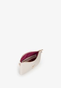 Pochette beige texturizzata con zipper e dettagli dorati. Interno foderato in rosa scuro, con una tasca aggiuntiva con zipper.