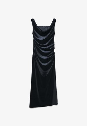 Ärmelloses schwarzes Samt-Abendkleid mit drapiertem Ausschnitt und gerafften Seiten, bodenlang mit einem leichten Seitenschlitz.