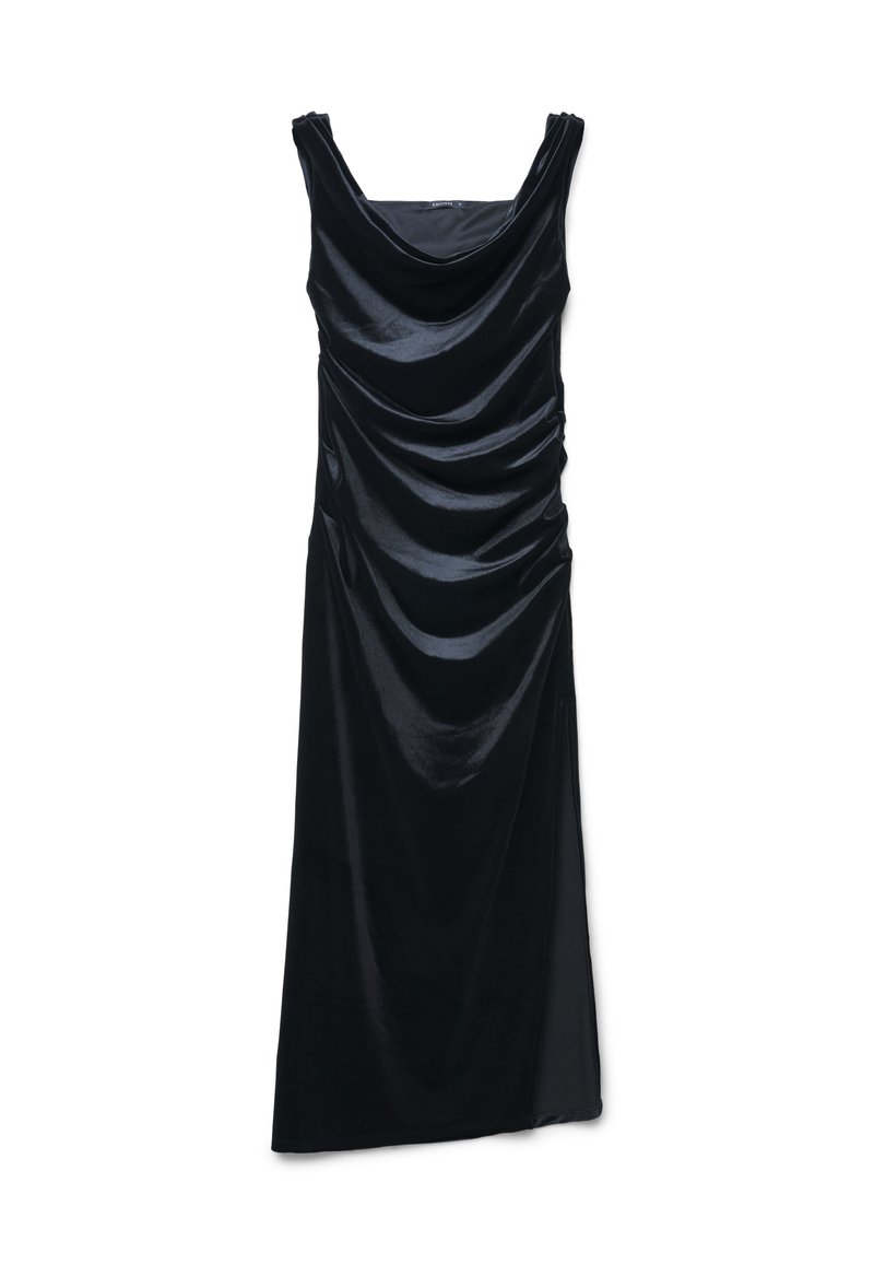 Abito da sera senza maniche in velluto nero con scollo drappeggiato e lati arricciati, lungo fino al pavimento con una leggera fessura laterale.