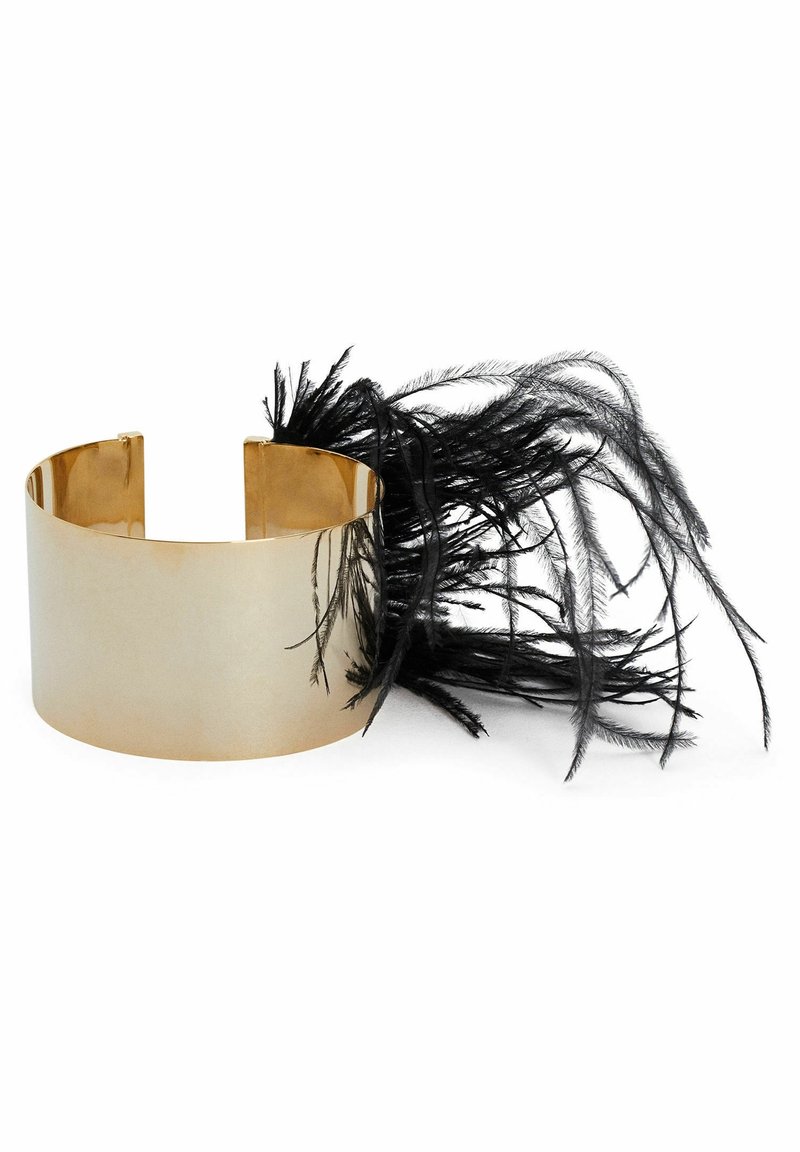 Large bracelet manchette en or avec une extrémité ouverte, décoré de longues plumes noires fluides sur un côté.