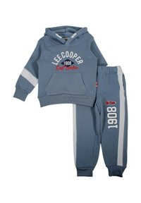 Ensemble sweat à capuche bleu et pantalon assorti avec des bandes blanches sur les côtés, une poche avant et le texte « Lee Cooper 1908 East London ».