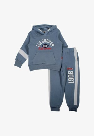 Ensemble sweat à capuche bleu et pantalon assorti avec des bandes blanches sur les côtés, une poche avant et le texte « Lee Cooper 1908 East London ».