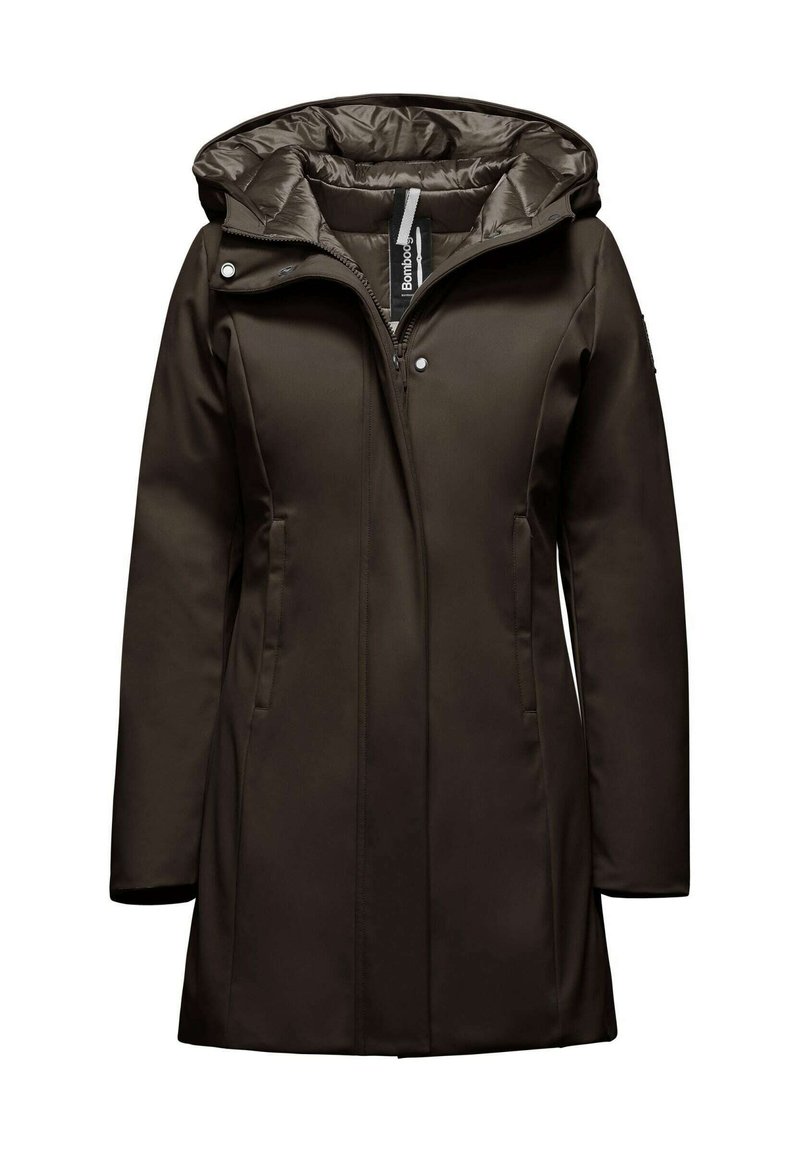 Cappotto impermeabile marrone con fodera interna trapuntata, cappuccio regolabile, chiusura frontale con zip e tasche laterali. Texture liscia, vestibilità su misura.