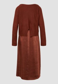 Rostfarbendes Kleid mit einem gestrickten Oberteil und langen Ärmeln sowie einem satinähnlichen Unterteil, das einen seitlichen Schlitz am Rücken zeigt.