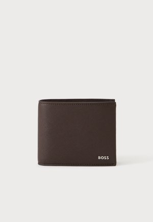 Mörkbrun läderplånbok med bifold och strukturerad yta med "BOSS"-logotyp i silver längst ner till höger.