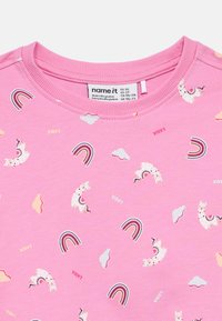 Ροζ μπλουζάκι για νήπιο με σχέδια μονόκερου, ουράνιου τόξου, σύννεφων και το κείμενο "ΓΙΠΑ!", μέγεθος EU 92, κατασκευασμένο στο Μπαγκλαντές.