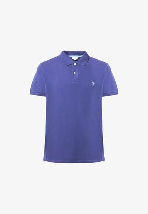 Polo shirt viola, maniche corte, apertura con tre bottoni, colletto a coste. Presenta un piccolo logo ricamato sul lato sinistro del petto. Materiale in cotone.