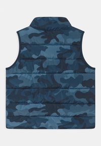 Niebieska kamuflażowa bezrękawnik puchowy, z wysokim kołnierzem, pikowanym wzorem i różnymi odcieniami niebieskiego o błyszczącym wykończeniu.