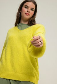 Studio Untold V-HALS WIJDE LANGE MOUWEN - Strickpullover - lichtgeel