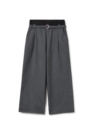 Szare spodnie o szerokich nogawkach z zakładkami, bocznymi kieszeniami, czarnym prążkowanym paskiem w talii oraz pasującym paskiem z tkaniny z srebrną klamrą.