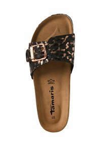 Sandale noire à semelle glissante avec imprimé léopard, dotée d'une boucle métallique dorée rose. Semelle intérieure en cuir marron doux avec une surface texturée, nom de la marque imprimé à l'intérieur.