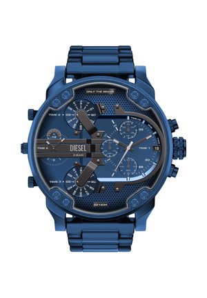 Blauwe chronograaf horloge van roestvrij staal met een gestructureerde wijzerplaat, meerdere subwijzerplaten en een schakelarmband. Heeft opvallende zwarte accenten.