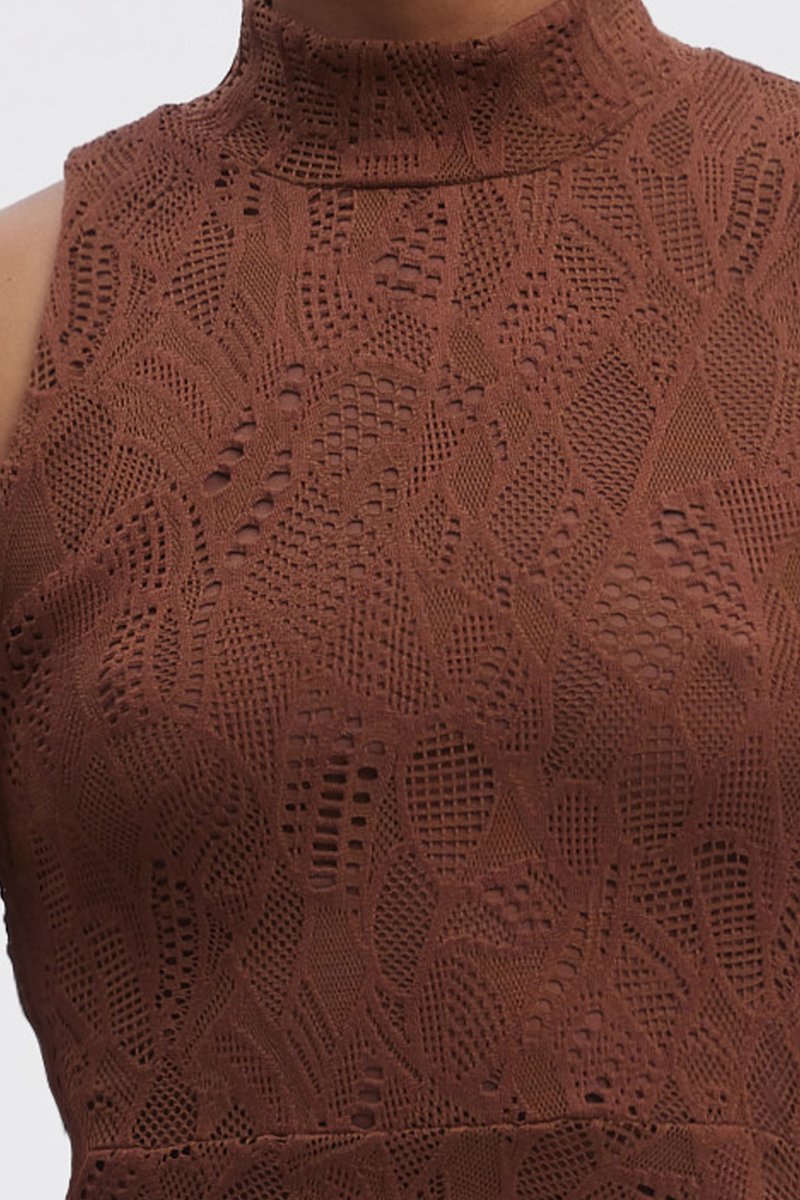 Brązowa koronka z wysokim kołnierzem, z misternymi wzorami i teksturami, podkreślająca połączenie gęstego i otwartego splotu.