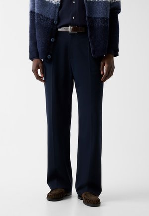 - Spodnie materiałowe